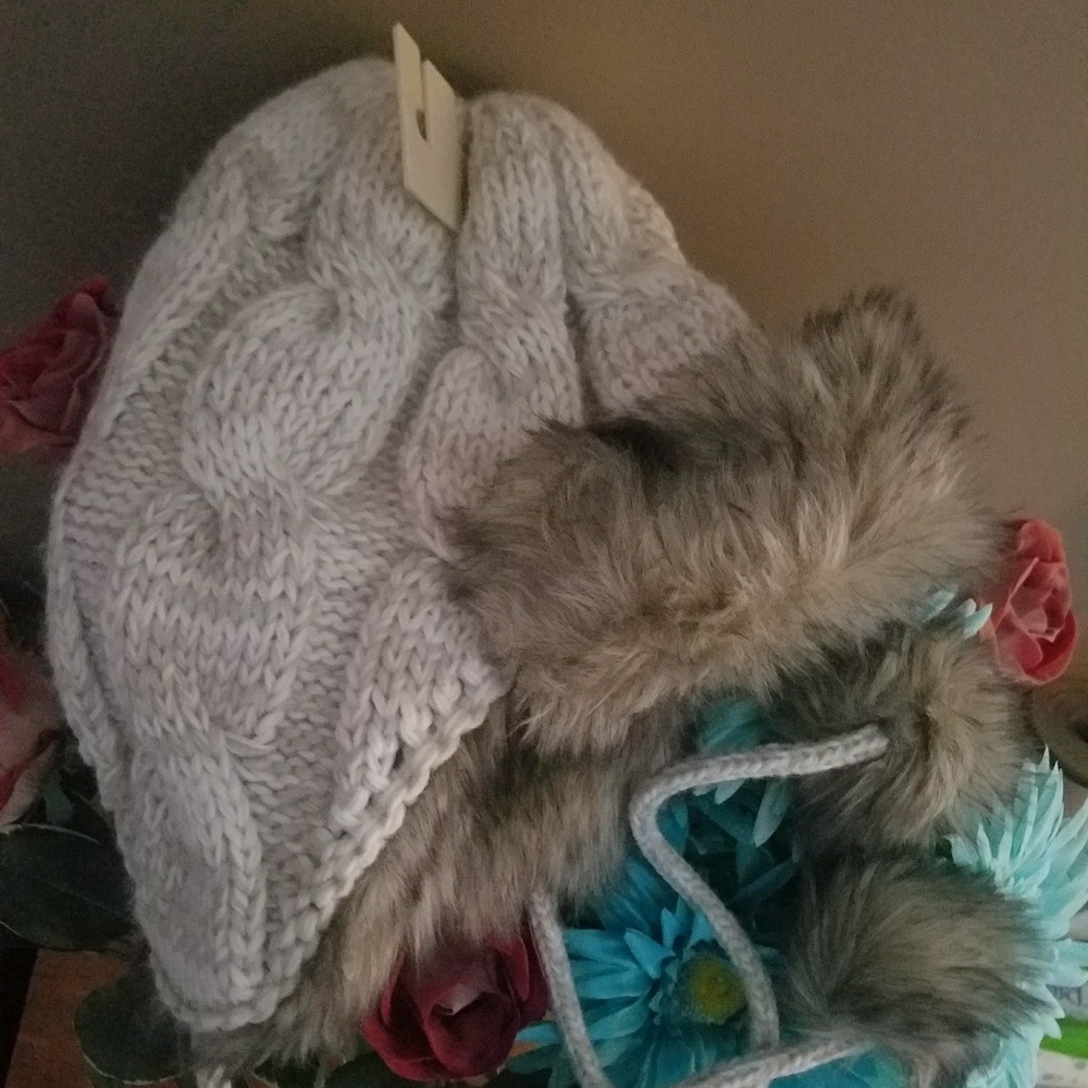 SALE! MARBLED Cableknit w pompoms Warm Hat